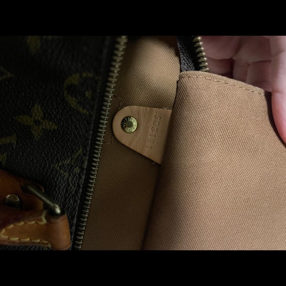 Louis Vuitton - Picture 3 of 6